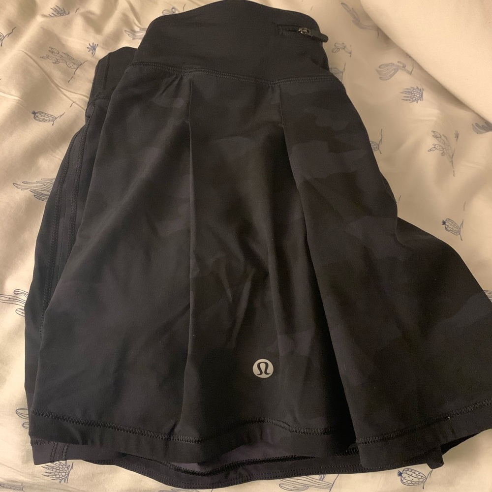 Lulu Lemon Pace Revival Pleated Black Camo Mini Skirt Size 6